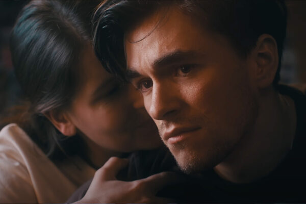 Anna (Pauline Picard) chuchote à Gabriel (Loïs Vial) dans une chambre, un moment intime chargé d’émotion dans vivre à tout prix.