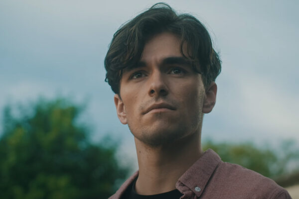 Gabriel (Loïs Vial) fixe l’horizon, pensif.