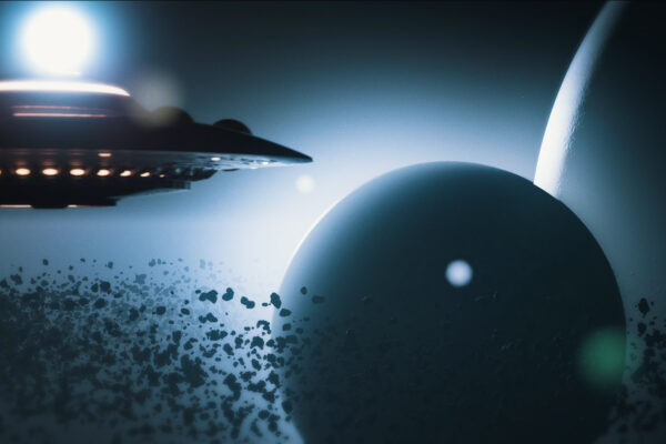 Un vaisseau spatial approche une planète encerclée d’astéroïdes dans une ambiance bleutée de science-fiction.