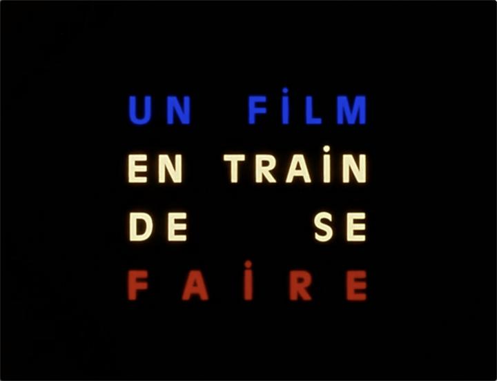 Texte affiché : Carton typographique aux couleurs bleu, blanc et rouge avec le message "Un film en train de se faire", tiré de La Chinoise de Jean-Luc Godard (1967).