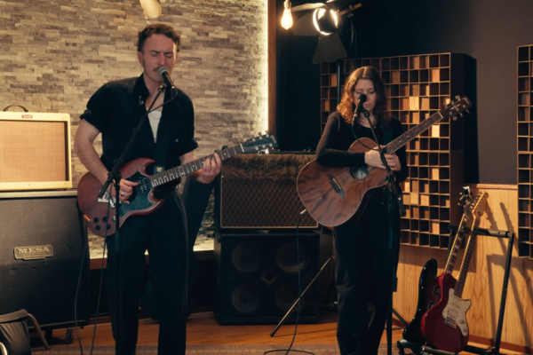 Musiciens de Danilo jouant ensemble lors d'une captation live en studio.