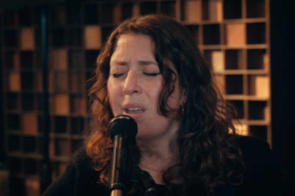 Gros plan sur la chanteuse accompagnant Danilo pendant une session live.