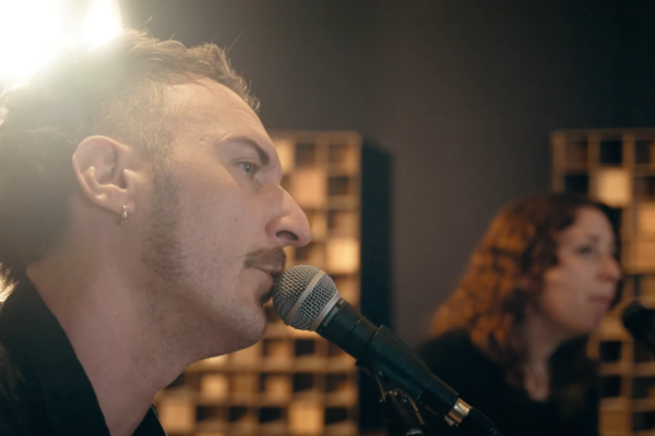 Danilo interprétant une chanson au micro lors d'une captation live.