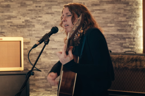 Clementine Werk Choriste de Danilo chantant au micro pendant une captation live en studio.